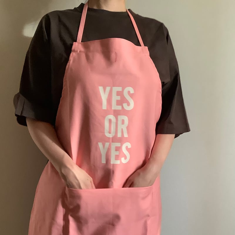 🌸[新発売] DR(PK)6 ”YES OR YES“ APRON (生成りロゴ)PINK