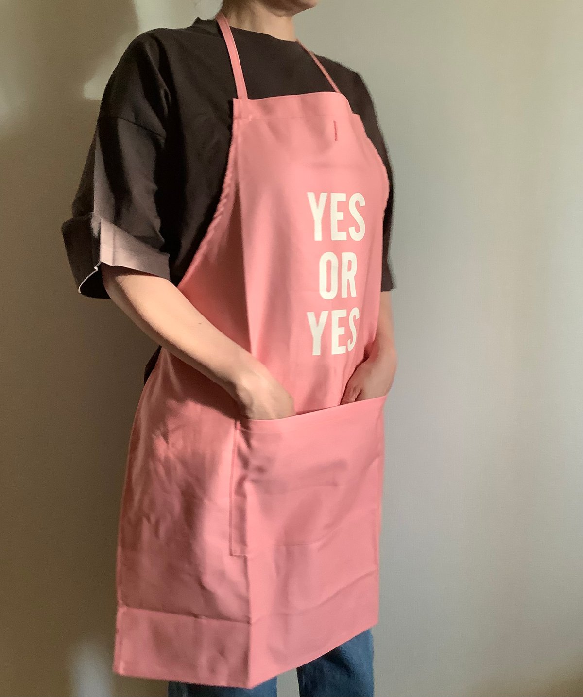 🌸[新発売] DR(PK)6 ”YES OR YES“ APRON (生成りロゴ)PINK