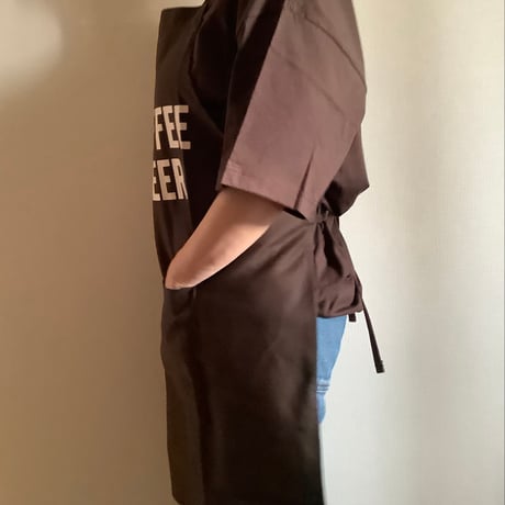 🌸[新発売] DR(DB)6   ”AM COFFEE  PM BEER “APRON (生成りロゴ)  DARK BROWN COLOR