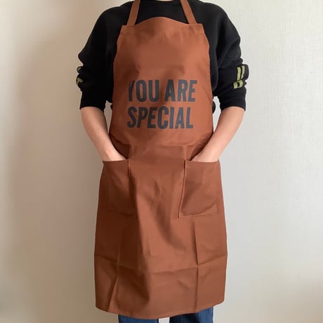 WPB6  DAY USE W POCKET  APRON   “YOU ARE SPECIAL” BROWN COLOR ※正面に二つのポケットがございます