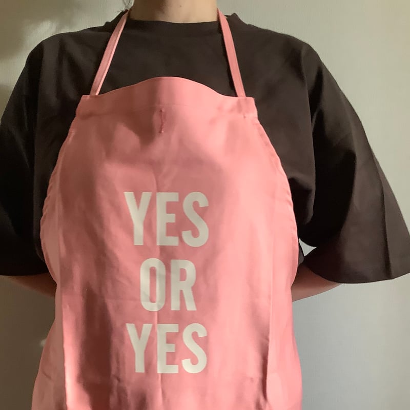 🌸[新発売] DR(PK)6 ”YES OR YES“ APRON (生成りロゴ)PINK