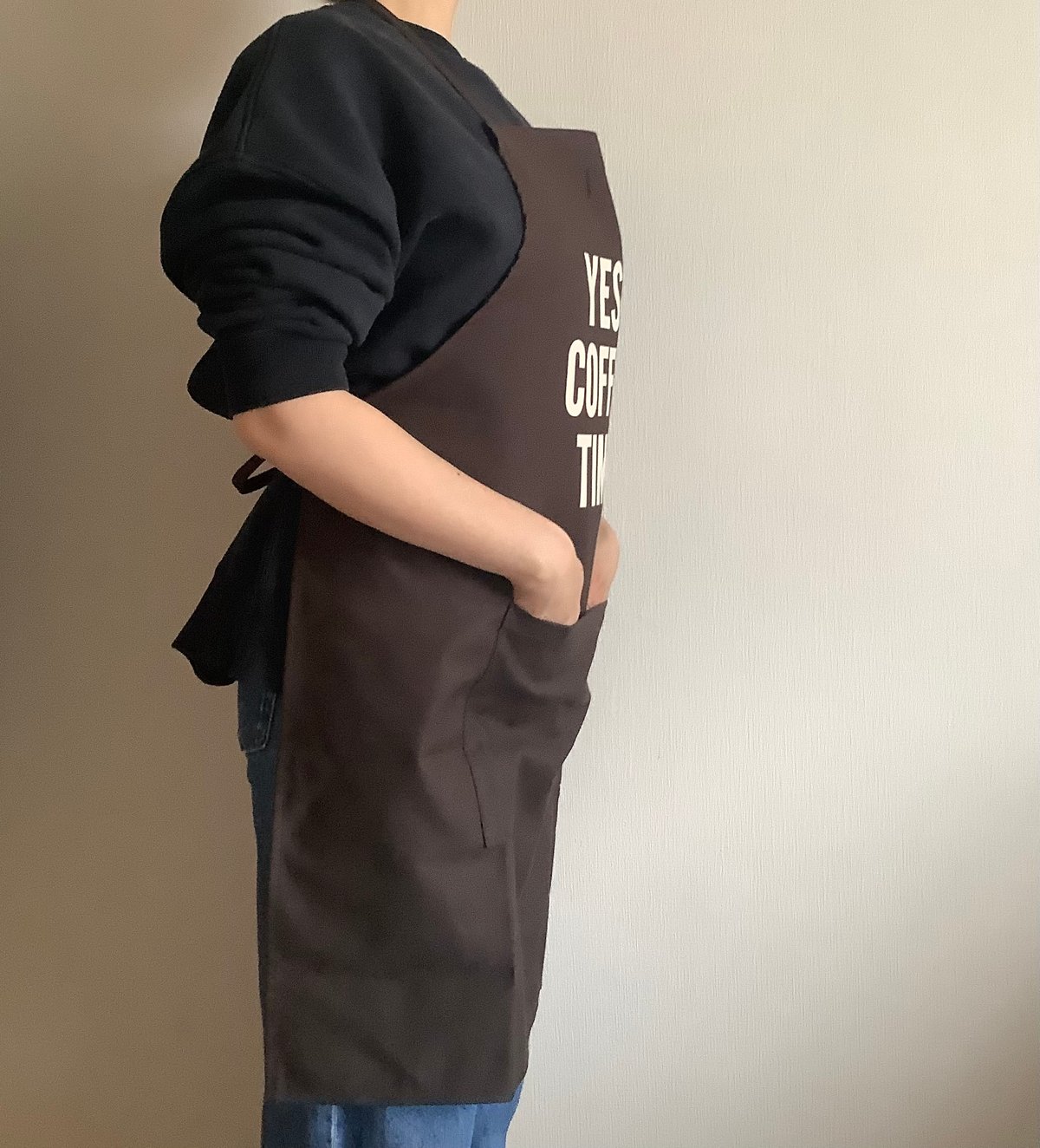 DR(DB)4“YES！COFFEE TIME！“APRON (生成りロゴ) DARK BR
