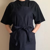 [新型] NEW X–STYLE APRON (DARK NAVY  COLOR)※背中でクロスさせて着用いただくエプロンです。