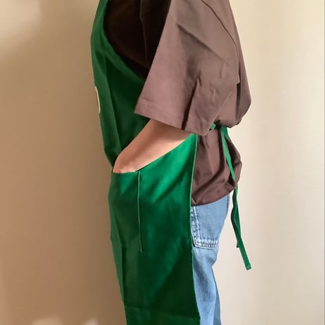WPY4   DAY USE W POCKET  APRON   “STAY HUNGRY” BOTTLE GREEN COLOR