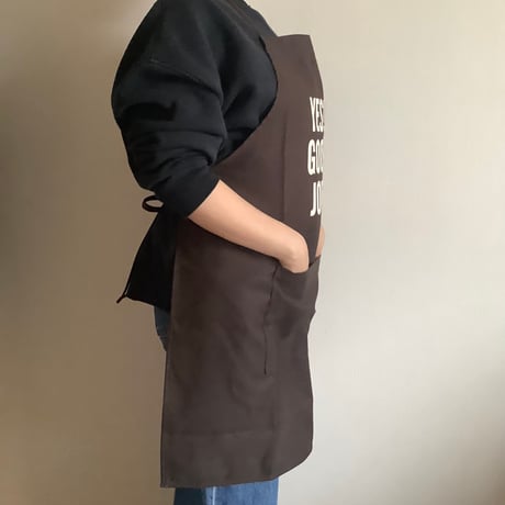 🟠9/26(土曜日)に再入荷します。 ADULT  APRON “YES！ GOOD JOB！“ (生成りロゴ)  DARK BROWN  COLOR