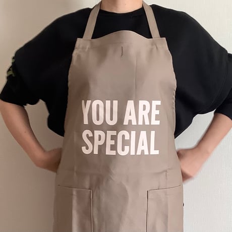 DRESSSEN  WPASBE6 DAY USE W POCKET  APRON   “YOU ARE SPECIAL” SMOKY BEIGE COLOR