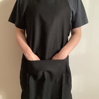 [◯1点のみ販売します]ADULT APRON DR(BLK)0  "NON TITLE“ BLACK  COLOR ※こちらのエプロンは無地です。