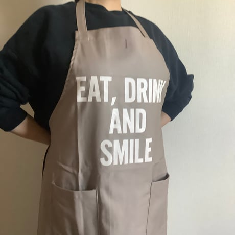 WPSB3   DAY USE W POCKET  APRON   “EAT DRINK  AND SMILE” SMOKY BEIGE COLOR