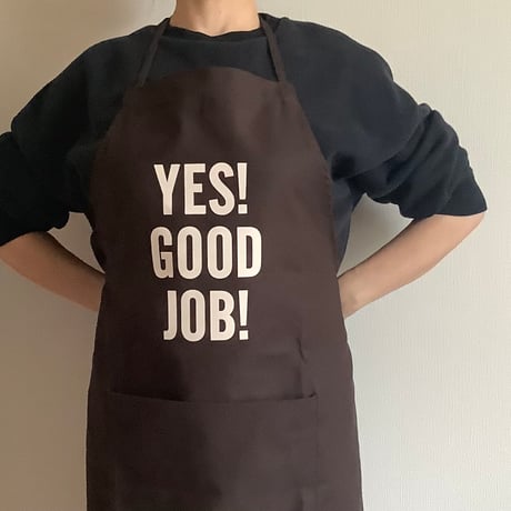 🟠9/26(土曜日)に再入荷します。 ADULT  APRON “YES！ GOOD JOB！“ (生成りロゴ)  DARK BROWN  COLOR