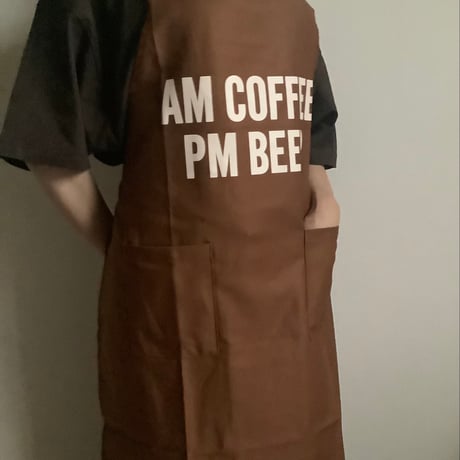 WPB12    DAY USE W POCKET  APRON   “AM COFFEE  PM BEER“” BROWN  COLOR  生成り色ロゴ