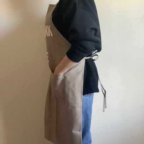 WPSB3   DAY USE W POCKET  APRON   “EAT DRINK  AND SMILE” SMOKY BEIGE COLOR
