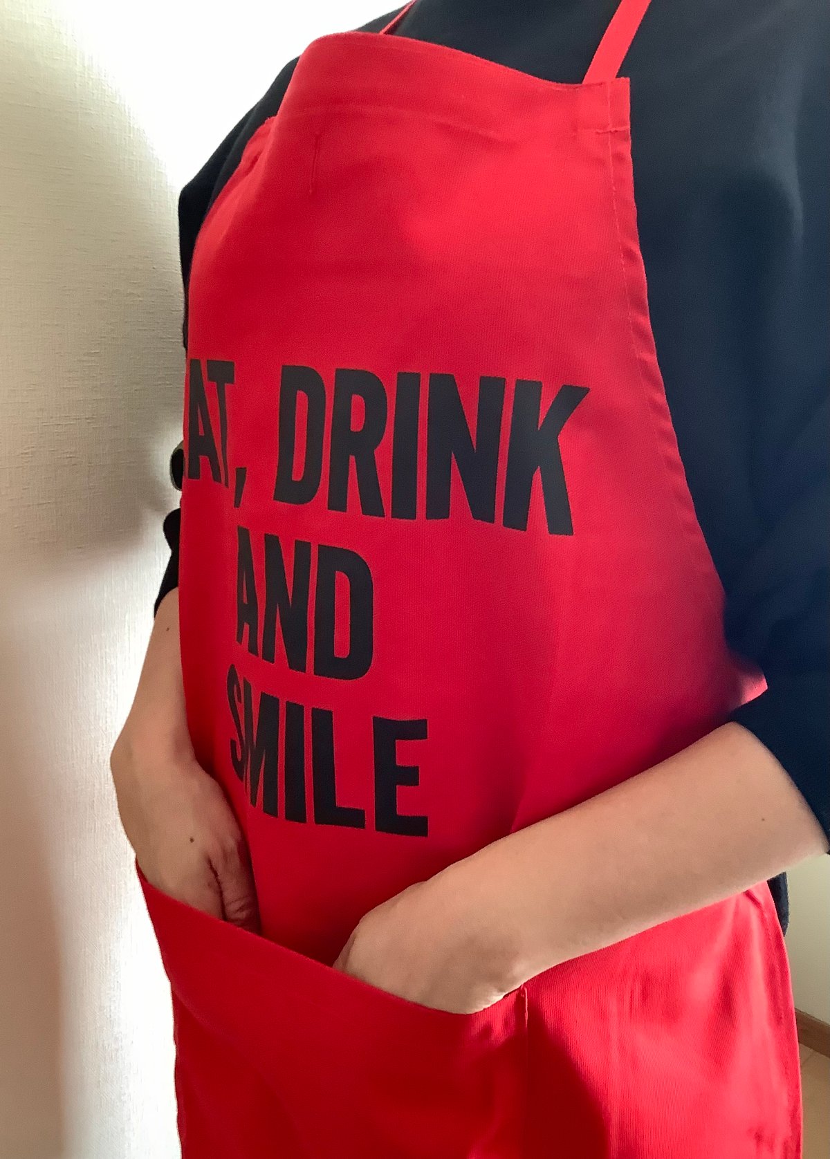 ADULT APRON “EAT,DRINK AND SMILE” RED COLOR ADULT APRON “EAT,DRINK AND SMILE” RED COLOR