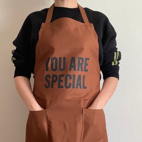 WPB6  DAY USE W POCKET  APRON   “YOU ARE SPECIAL” BROWN COLOR ※正面に二つのポケットがございます
