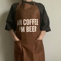 WPB12    DAY USE W POCKET  APRON   “AM COFFEE  PM BEER“” BROWN  COLOR  生成り色ロゴ