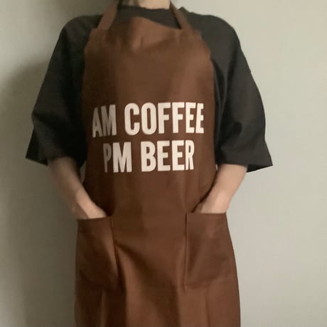 WPB12    DAY USE W POCKET  APRON   “AM COFFEE  PM BEER“” BROWN  COLOR  生成り色ロゴ