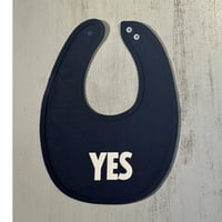 👶[BG2 DRESSSEN  “YES”(スタイ)  NAVY  COLOR ※生成り色ロゴ　※今生産をもって販売終了とさせていただきます。