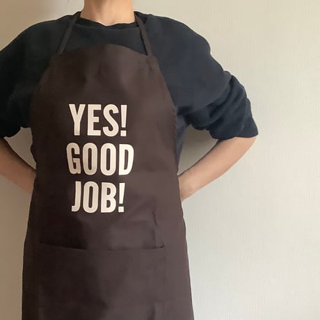 🟠9/26(土曜日)に再入荷します。 ADULT  APRON “YES！ GOOD JOB！“ (生成りロゴ)  DARK BROWN  COLOR