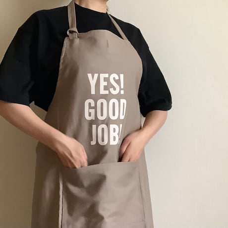 DRESSSEN PRSB1 THE PROFESSIONAL APRON“ YES！GOOD JOB！(SMOKY BEIGE)※首の紐をお好きな位置で結んで固定できます