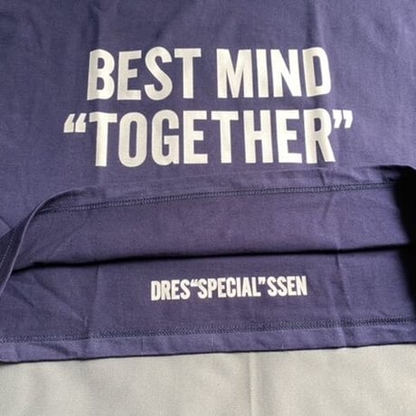DRESSSEN  DSST99  DRES“SPECIAL”SSEN    “BEST MIND TOGETHER” T-SHIRTS (生成りロゴ) ネイビーカラー