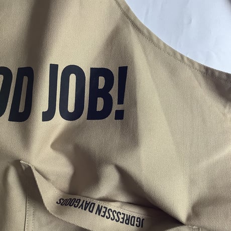 [新発売] DRESSSEN  XSLT1 X–STYLE APRON “ YES！GOODJOB！”(LATTE COLOR)※背中でクロスさせて着用いただくエプロンです。