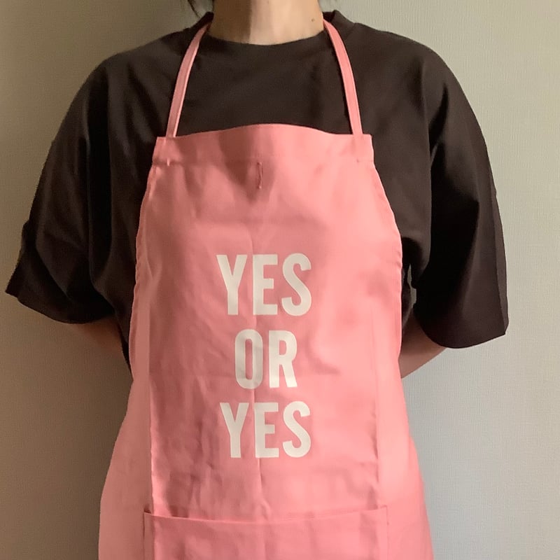 🌸[新発売] DR(PK)6 ”YES OR YES“ APRON (生成りロゴ)PINK