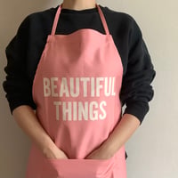 ADULT  APRON   ”BEAUTIFUL THINGS“  (生成りロゴ)PINK  COLOR