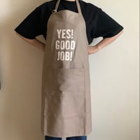 PRSB1 THE PROFESSIONAL APRON“ YES！GOOD JOB！(SMOKY BEIGE)※首の紐をお好きな位置で結んで固定できます