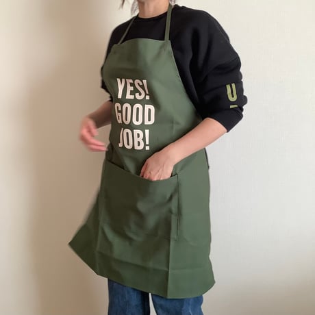🌟再入荷しました。　DRESSSEN DR(GR)2 ”“YES！ GOOD JOB！“APRON (生成りロゴ)  GREEN  COLOR