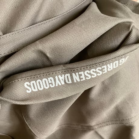 [新型] NEW X–STYLE APRON (SMOKY BEIGECOLOR)※背中でクロスさせて着用いただくエプロンです。