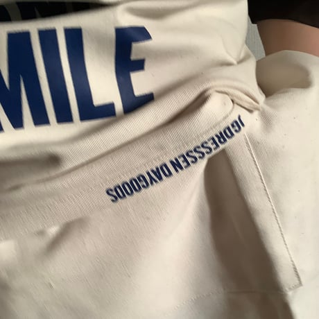 🌸[新発売] ADULT APRON #32 "EAT、DRINK AND SMILE ネイビー色ロゴ