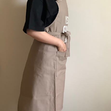 DRESSSEN PRSB1 THE PROFESSIONAL APRON“ YES！GOOD JOB！(SMOKY BEIGE)※首の紐をお好きな位置で結んで固定できます
