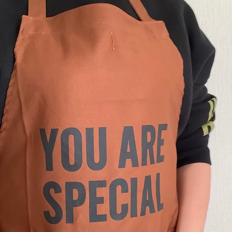 WPB6  DAY USE W POCKET  APRON   “YOU ARE SPECIAL” BROWN COLOR ※正面に二つのポケットがございます