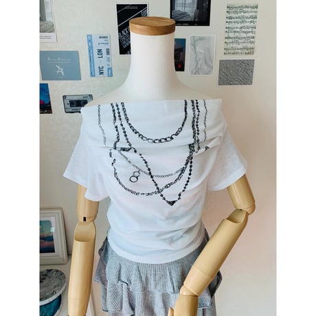 63ネックレスプリントTシャツ