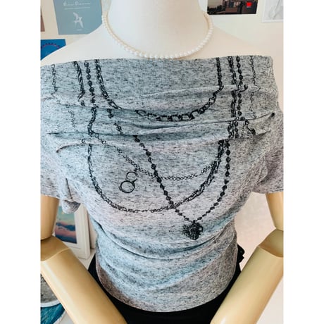 63ネックレスプリントTシャツ