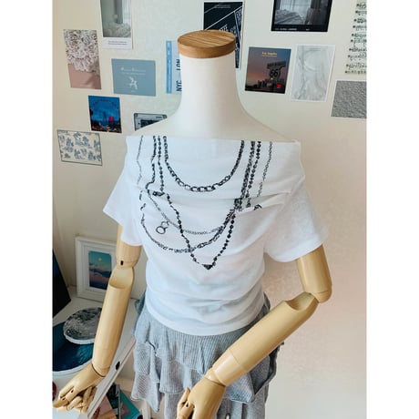 63ネックレスプリントTシャツ