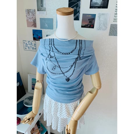 63ネックレスプリントTシャツ