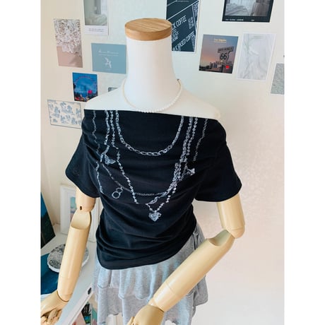 63ネックレスプリントTシャツ