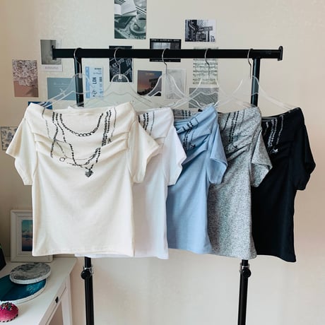 63ネックレスプリントTシャツ