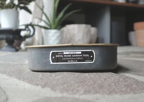 アイテムも格好良く決める。    METAL WORK PLANTER TRAY