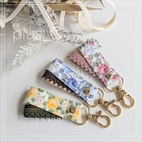 【何が来るかはお楽しみ】花柄のお揃いストラップ