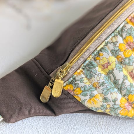 【展示品】キルティング生地と倉敷帆布の花柄ボディバッグ イエロー＆焦げ茶