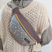 【USAコットン】キルティング生地の花柄ボディバッグ ブルー＆エビ茶