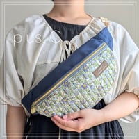 キルティング生地と倉敷帆布の花柄ボディバッグ ブルー＆ロイヤルブルー