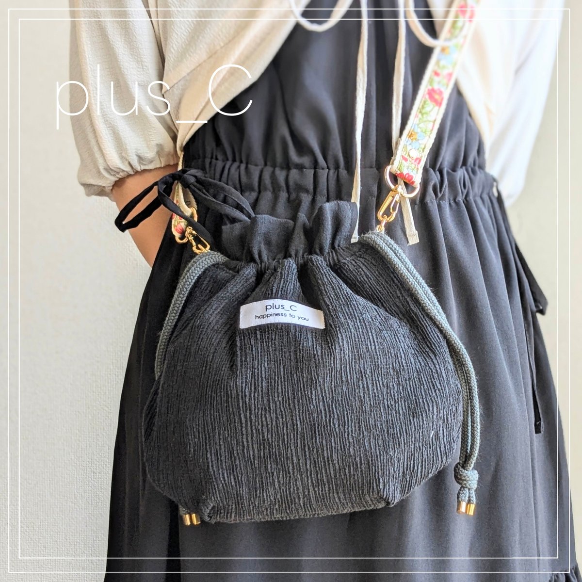 マメクロゴウチ　巾着バッグ　ブラック　美品 おもち巾着バッグ 黒ごま(ブラック) | plus_C