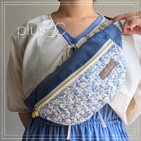 キルティング生地と倉敷帆布の花柄ボディバッグ ブルー＆スカイグレー