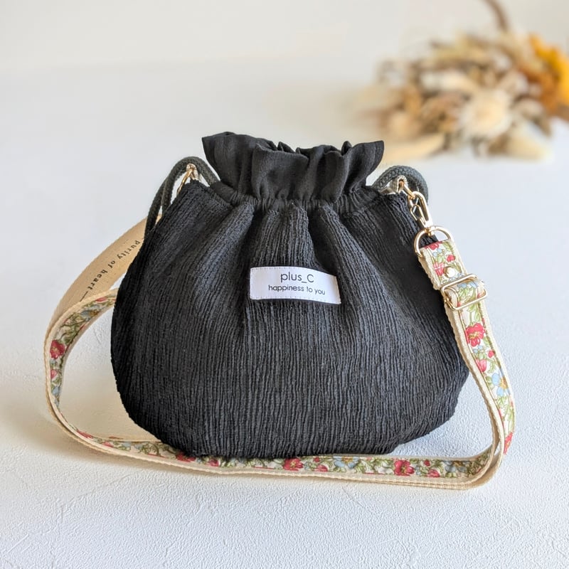おもち巾着バッグ 黒ごま(ブラック) | plus_C