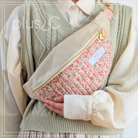 【USAコットン】キルティング生地の花柄ボディバッグ　ピンク＆アイボリー