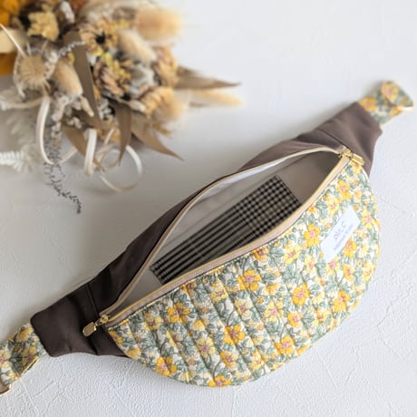 【展示品】キルティング生地と倉敷帆布の花柄ボディバッグ イエロー＆焦げ茶
