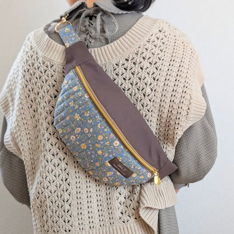 【USAコットン】キルティング生地の花柄ボディバッグ ブルー＆エビ茶
