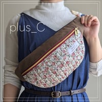 キルティング生地と倉敷帆布の花柄ボディバッグ ピンク＆焦げ茶